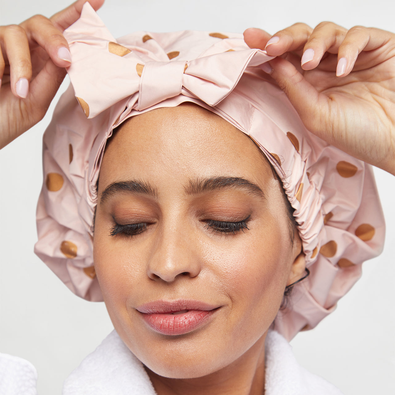 0842-Luxe-ShowerCap-Model-Cleanse-BlushDot-6-1280x1280px