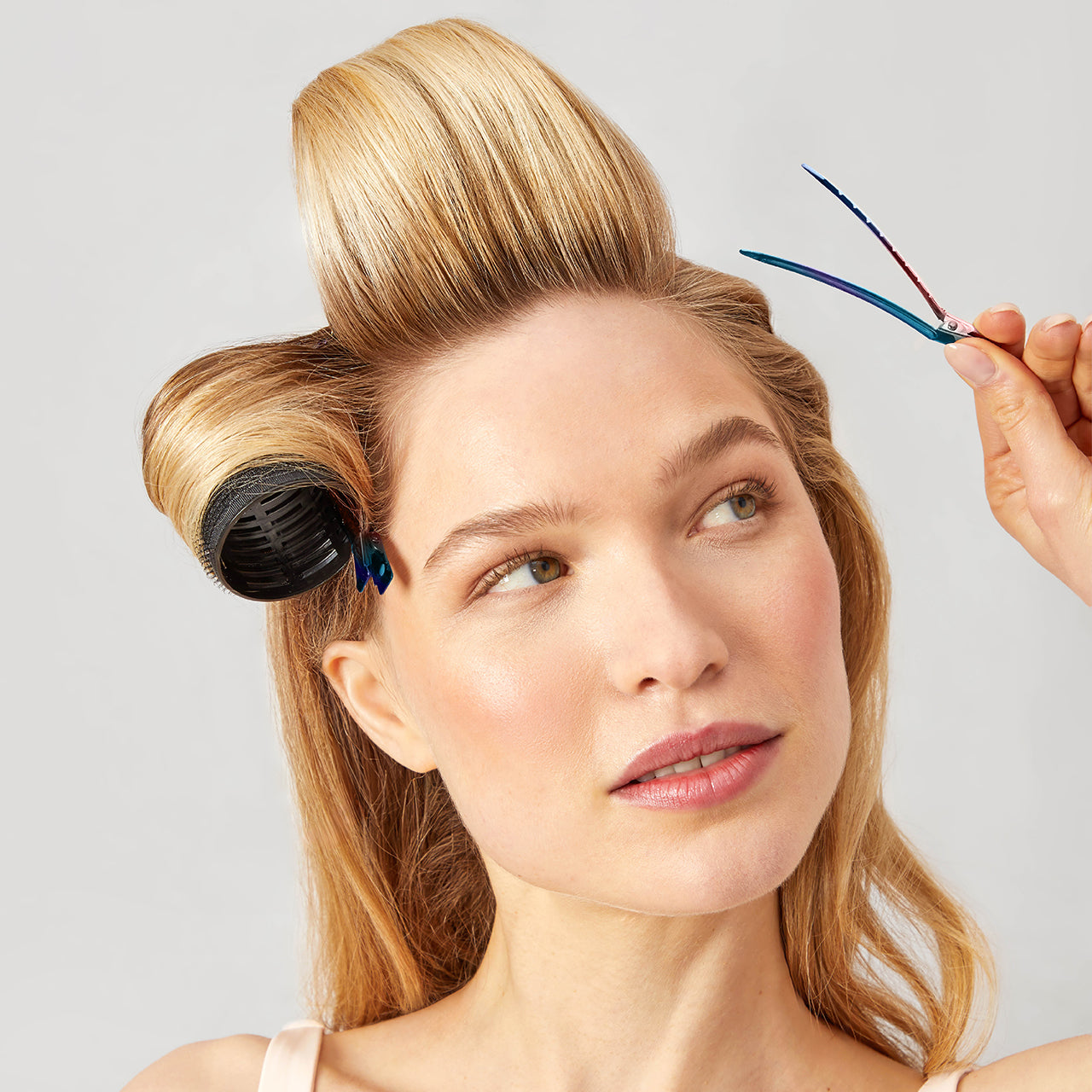 3409-0331-KitschxHairByChrissy-CeramicThermalRollers-StylingClips-Model-1280x1280px