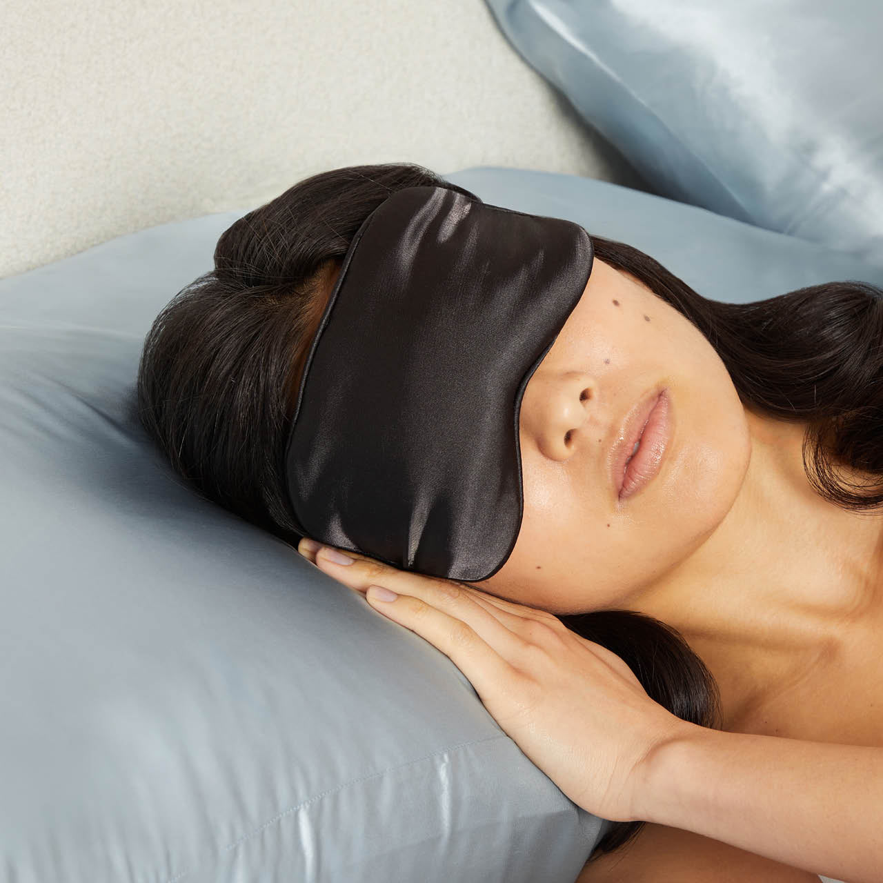 4864-SatinLavenderWeightedEyeMask-Sleep-Model-2-1280x1280px