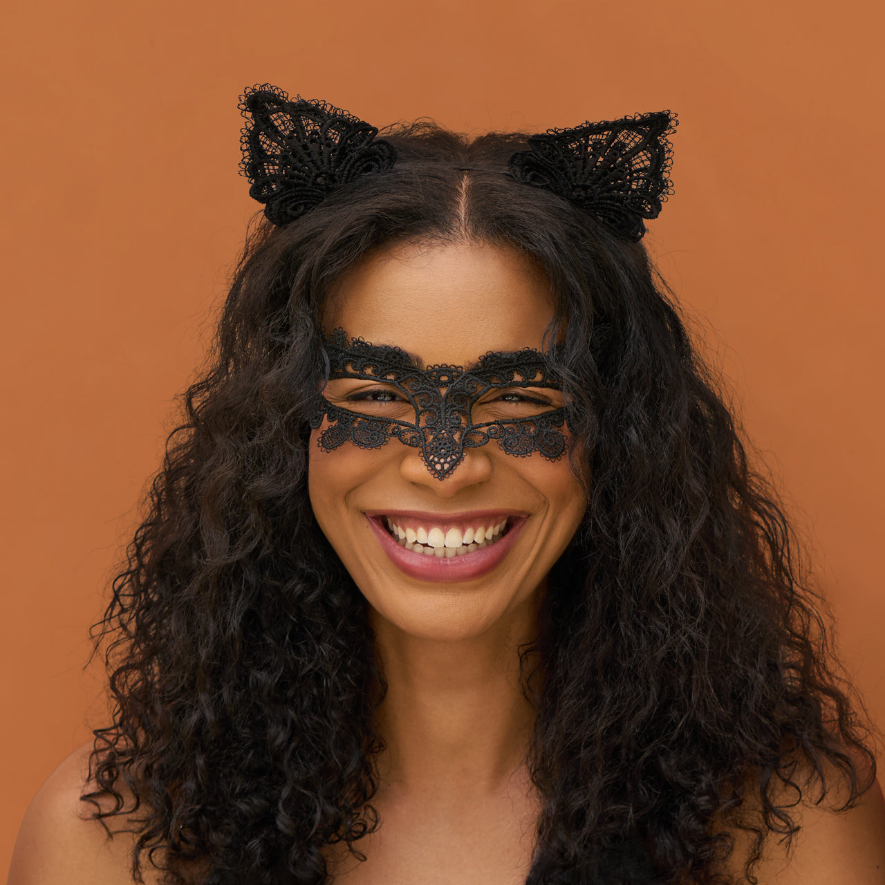 500690-Halloween-LaceHeadband_Mask-2pc-Hair-BlackCat-Model-1-1280x1280px_0cb05a82-e867-49fc-becc-af060ae6cae1