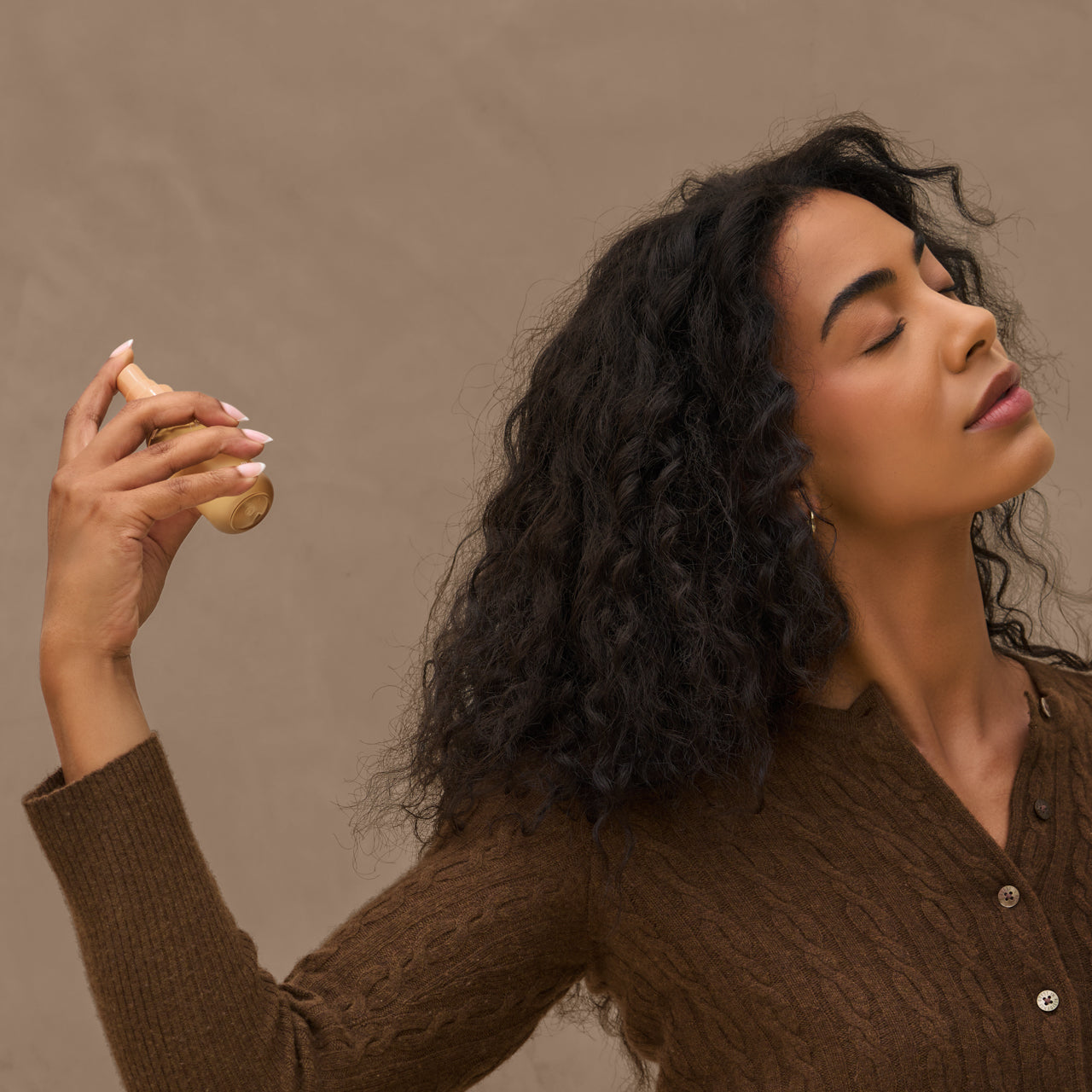 500782-HairPerfume-RusticVanilla-Fragrance-Model-3-1280x1280px-2