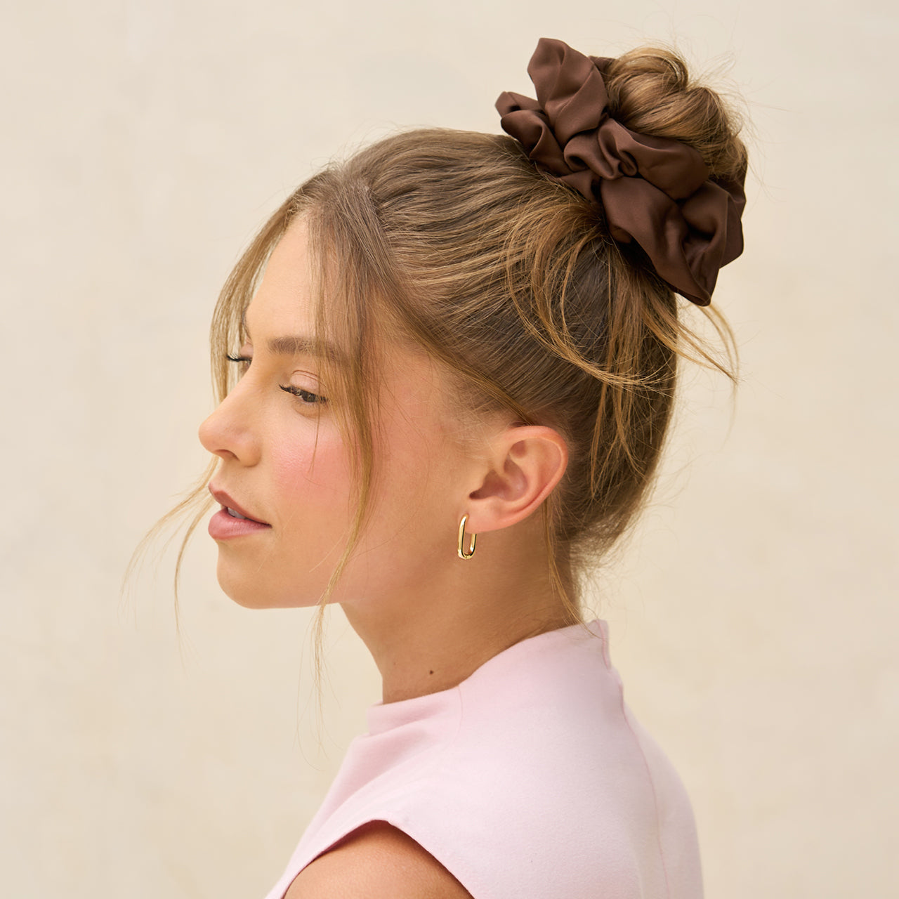 503349-RecycledFabricOversizedScrunchies-2pc-Black_Chocolate-Hair-Model-1280x1280px