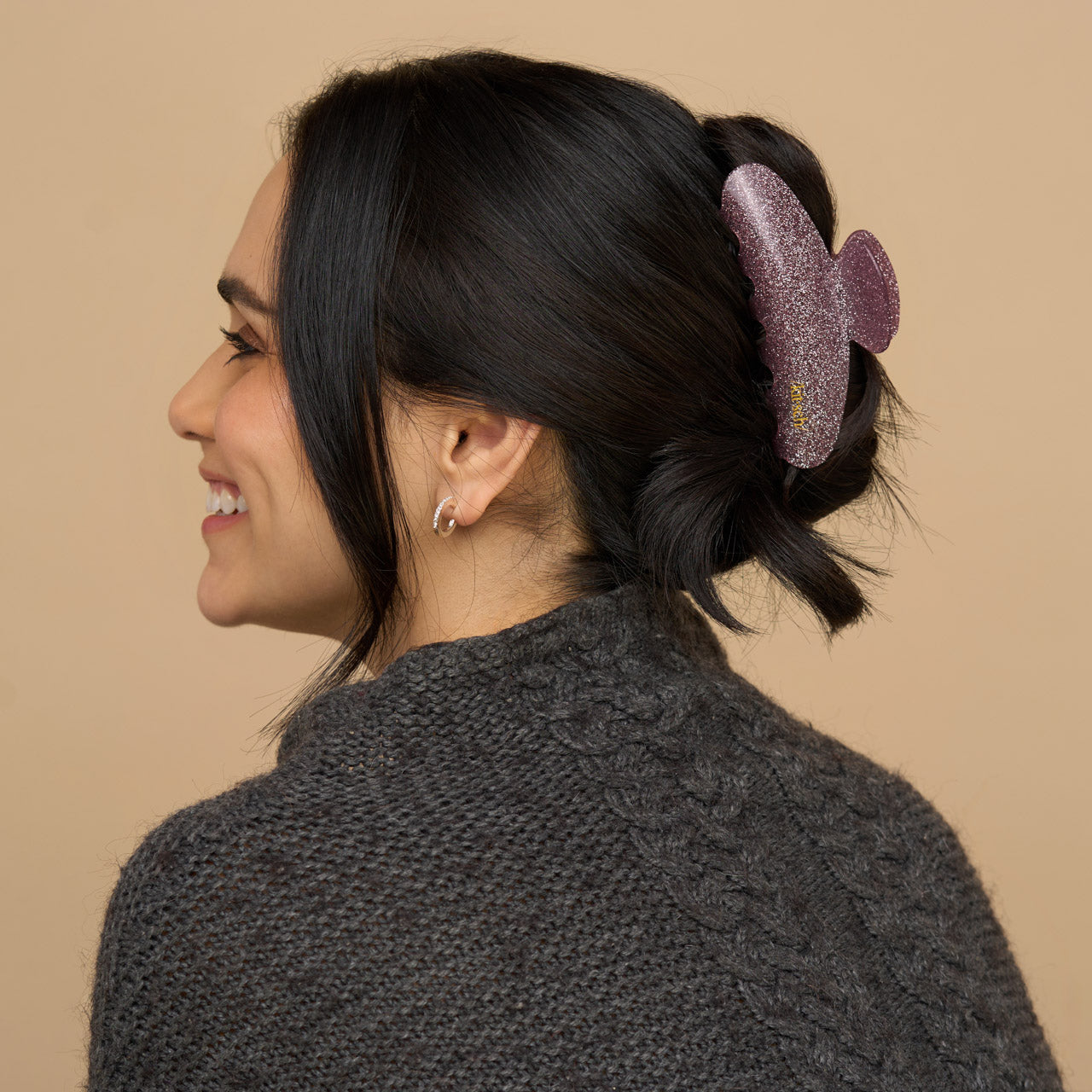 503691-Holiday-ClawClip-PinkGlitter-Model-1280x1280px
