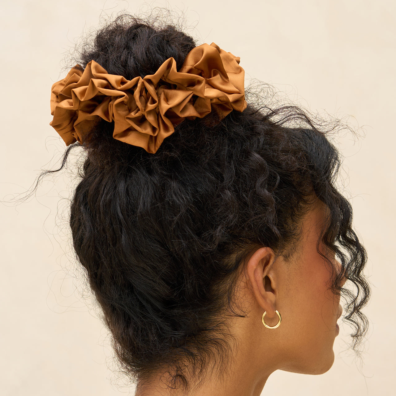 503837-RecycledFabricRuffleScrunchie-Camel-Hair-Model-3-1280x1280px_9c87e3dd-e798-4ece-8811-82ce39d81079