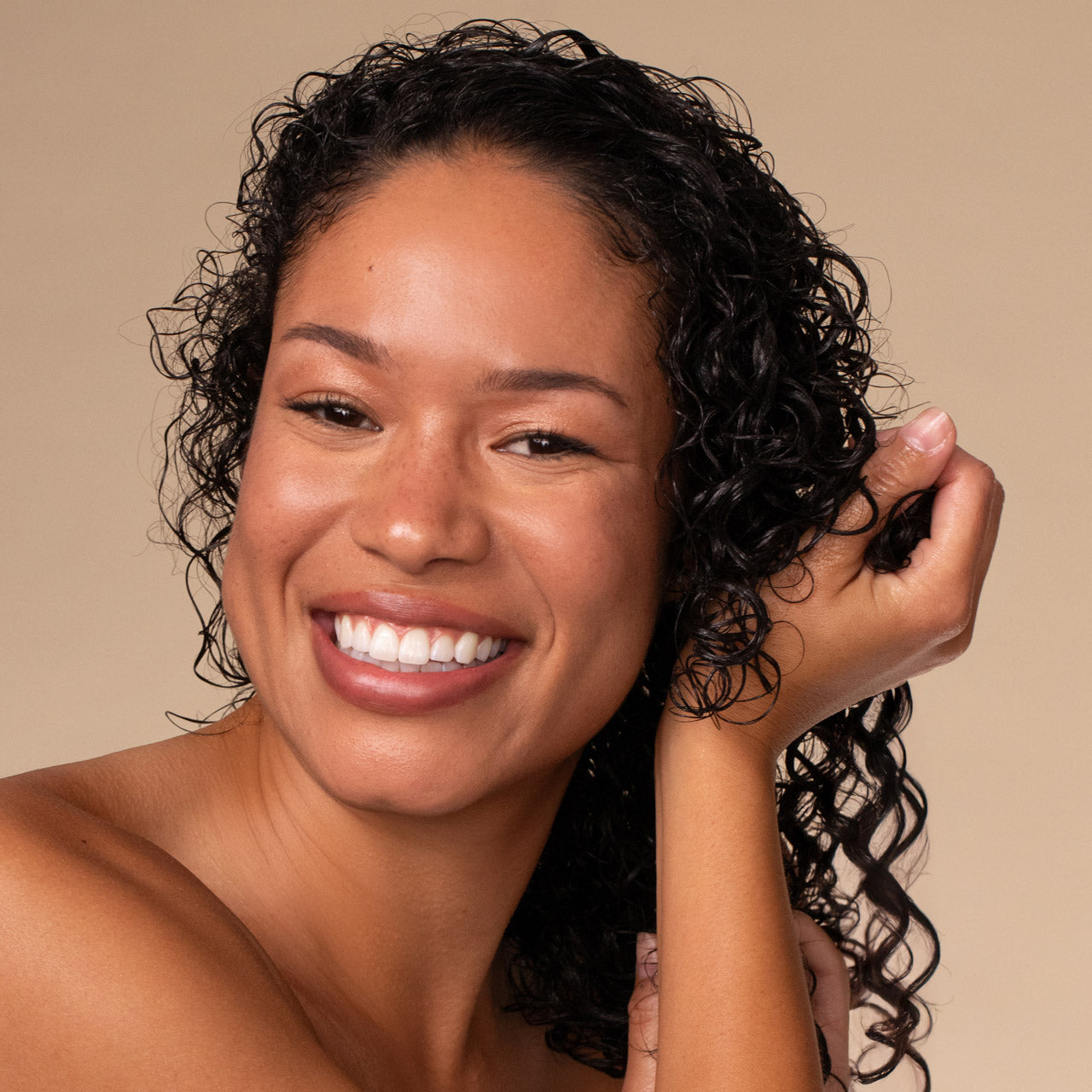 504001-CurlCream-Moisturizing-HairCare-Model-4-1280x1280px
