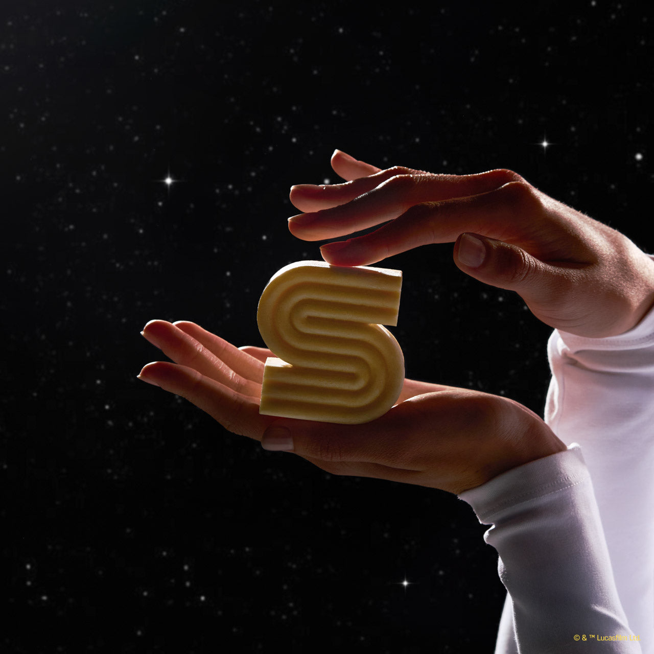 504506-StarWarsxKitsch-CreativeProductShoot-RiceWaterProteinStrengtheningSolidShampoo-C-3PO-2-1280x1280px