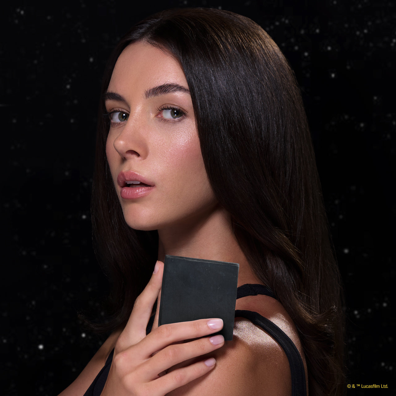 504520-StarWarsxKitsch-DetoxifyingCharcoalBodyWash-DarthDetox-Model-2-1280x1280px-2_739e8e4d-ace8-444c-acfe-c65c19943b79
