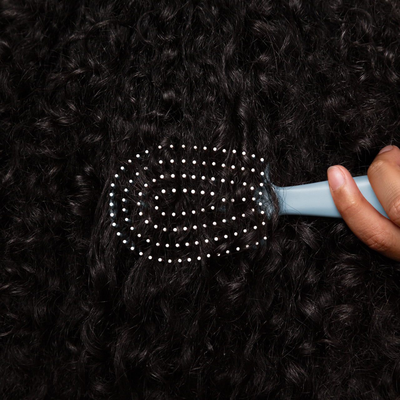 504827-MiniDetanglingFlexiBrush-Pro-HazeBlue-Model-3-1280x1280px