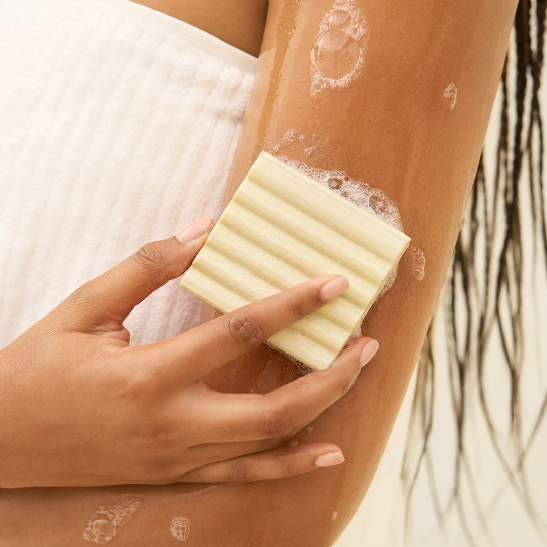 506302-RiceWaterProteinFace_BodyWashBar-Restoring-BottleFreeBeauty-Model-2-1280x1280px