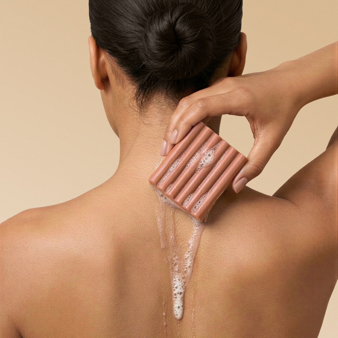 506425-AmberShoresBodyWashBar-Cleansing-BottleFreeBeauty-Model-8.jpg-1280x1280px_a1d14f31-2aff-4daf-b80f-9786ae6187c1
