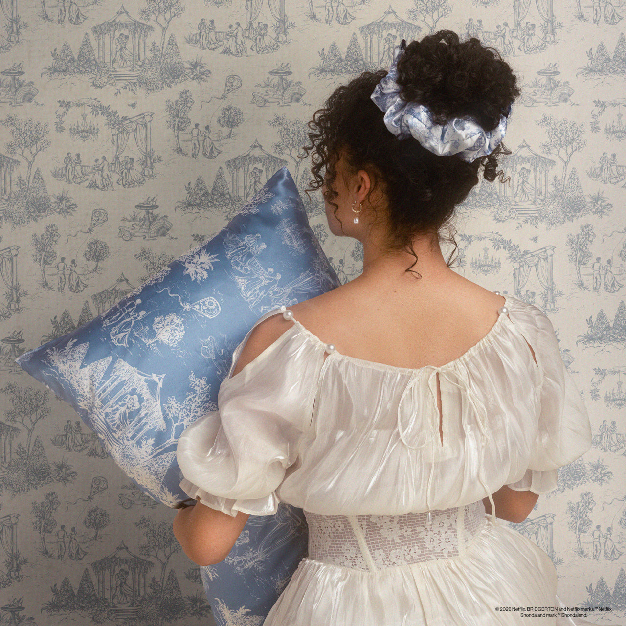 507439-507378-BridgertonxKitsch-PillowScrunchies_InSatin-Set-2pc-ToileInBloom-StandardSatinPillowcase-GardenToile-Model-2-1280x1280px_492795e9-2a36-4ce1-b6eb-80540e880371