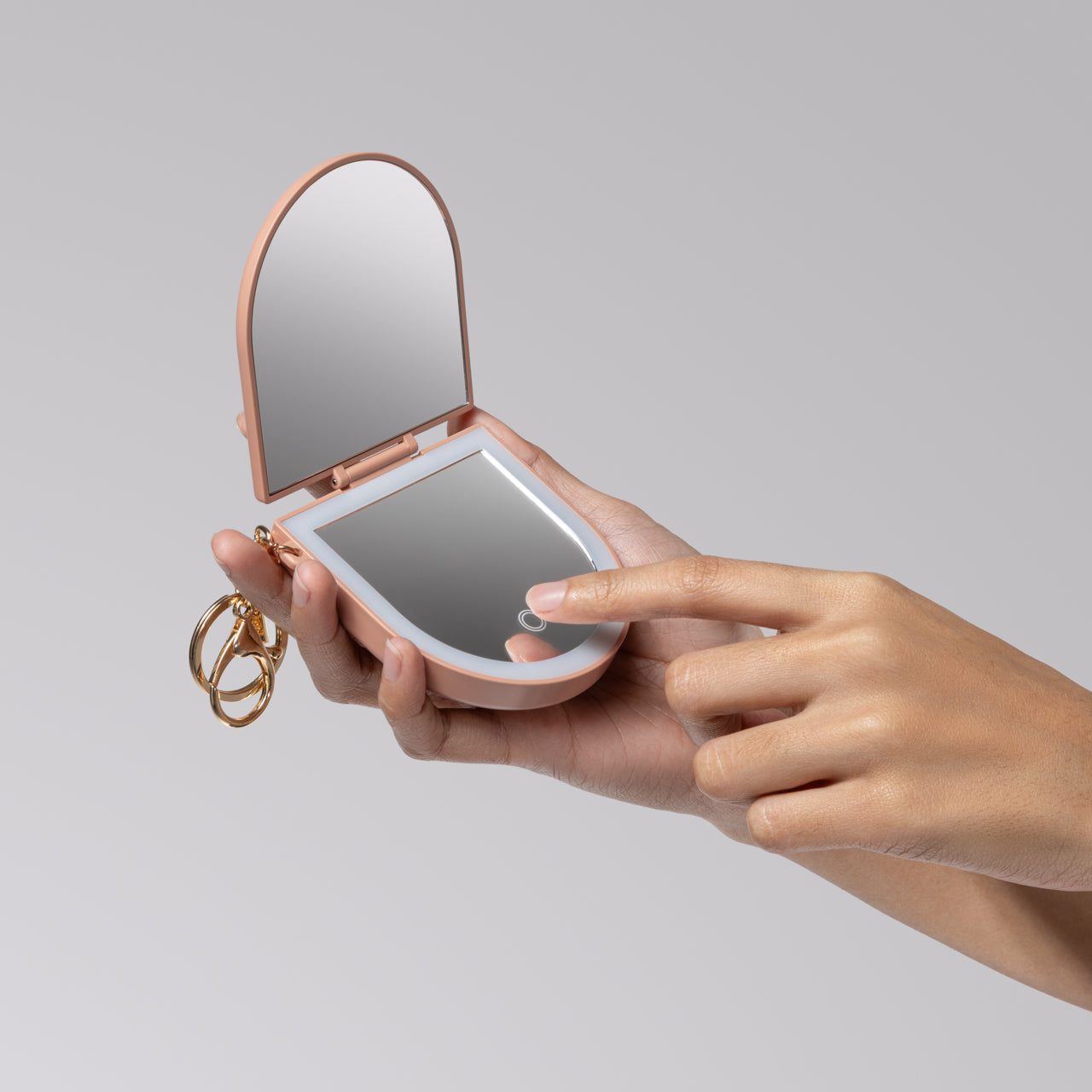 507583-CompactMirrorKeychain-Terracotta-model-6-1280x1280px