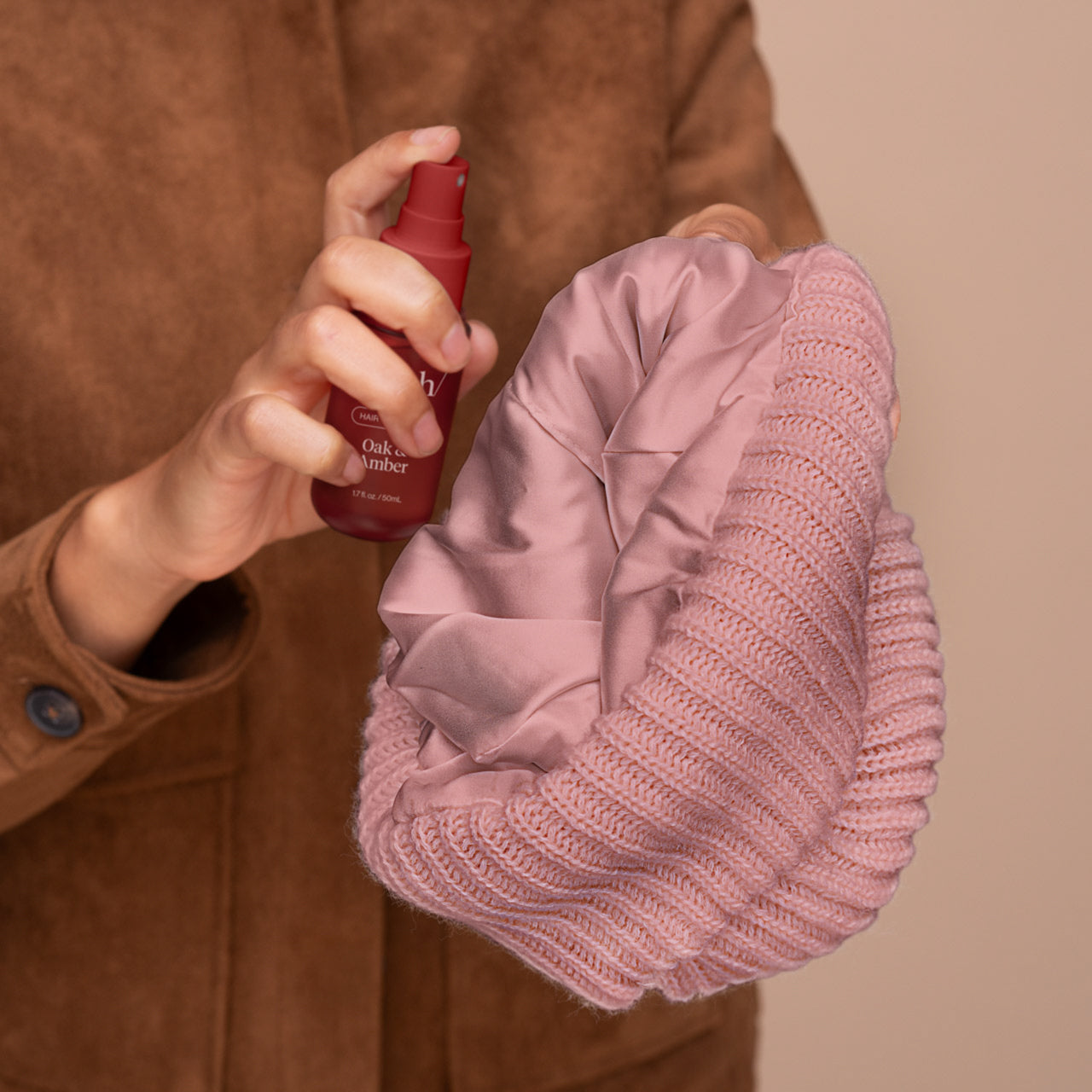 507644-505473-GlazeySatinLinedBeanie-Blush-HairPerfume-Oak_Amber-Model-1280x1280px