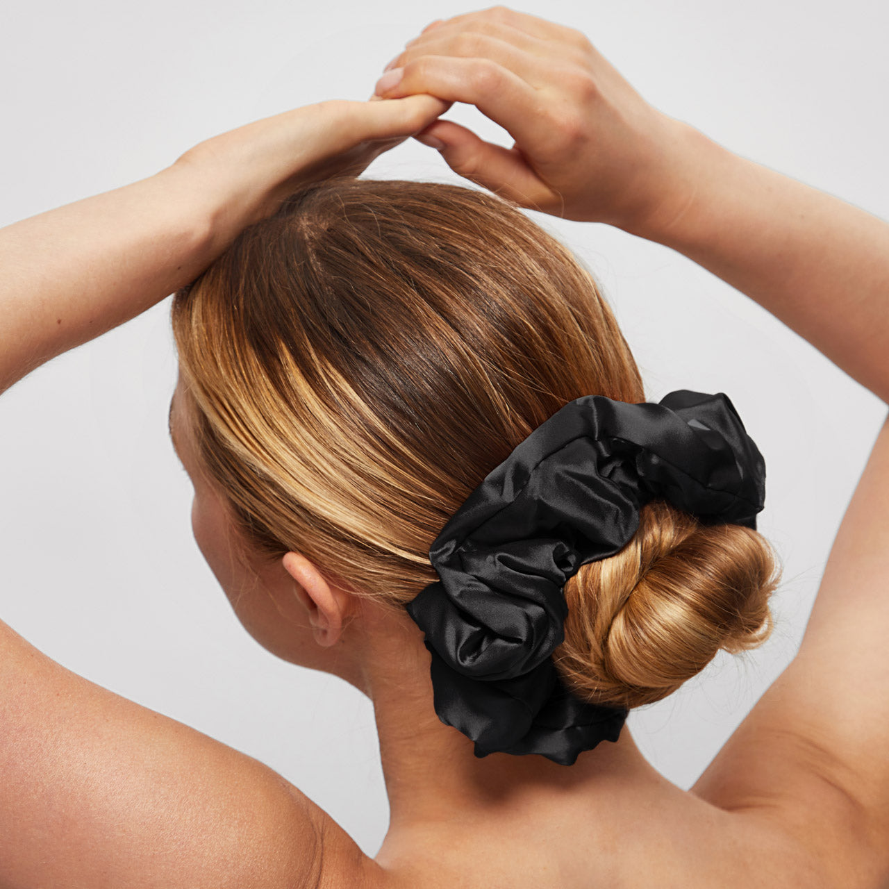 507750-PillowScrunchies-Satin-4pc-Set-Sleep-Black-Model-1280x1280px