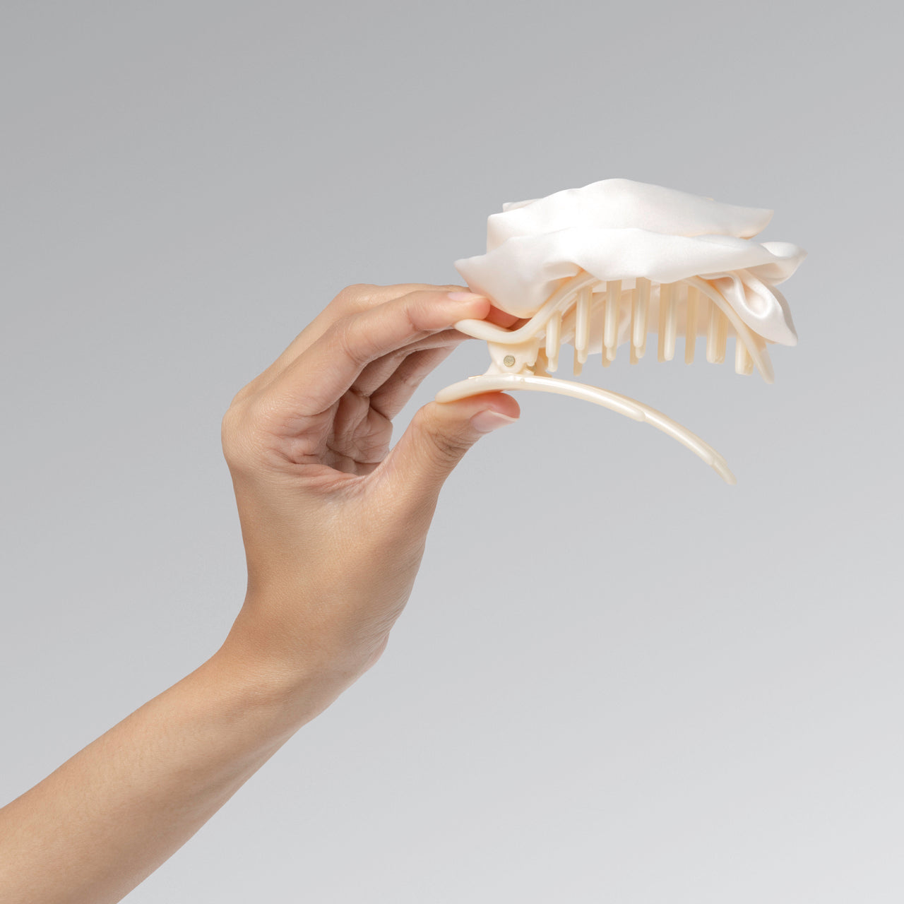508597-SatinRosetteMediumFlatCloudClip-TrendHairAccesories-Cream-Model-2-1280x1280px