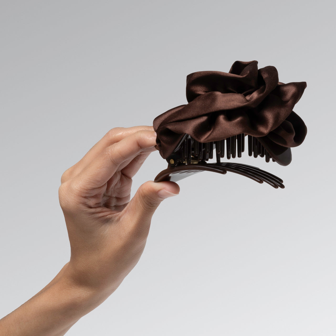 508603-SatinRosetteMediumFlatCloudClip-TrendHairAccesories-Chocolate-Model-2-1280x1280px