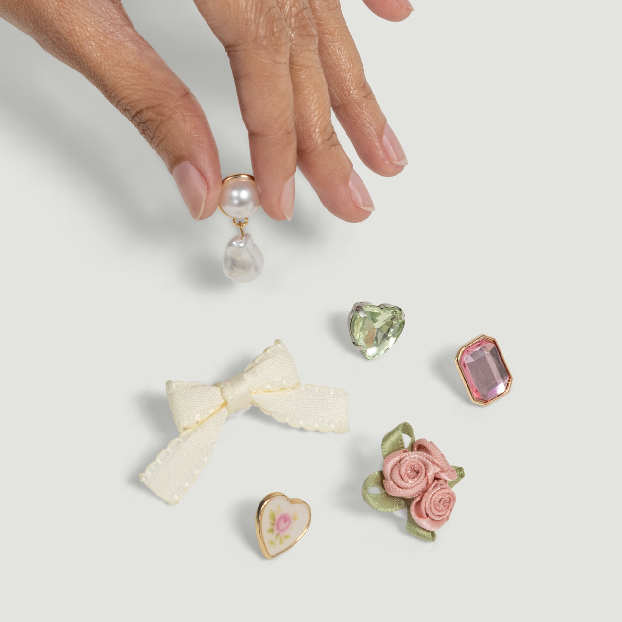 509099-KitschPopTM-Charms6pcSet-VintagePink-model-1280x1280px