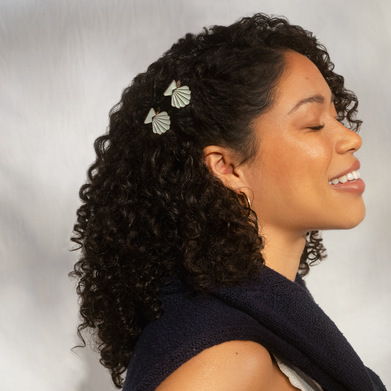 509297-CoastalCottage-MetalClamShellHairClip-Set-2pc-Gold_PearlizedCream-Model-2-1280x1280px