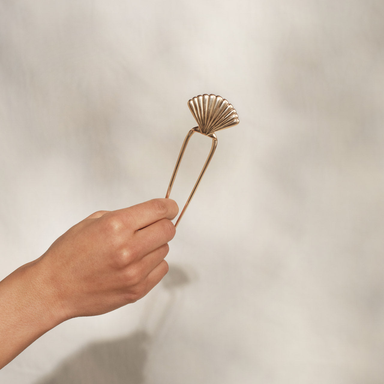 509303-CoastalCottage-MetalClamShell-FrenchHairPin-Gold-Model-1280x1280px