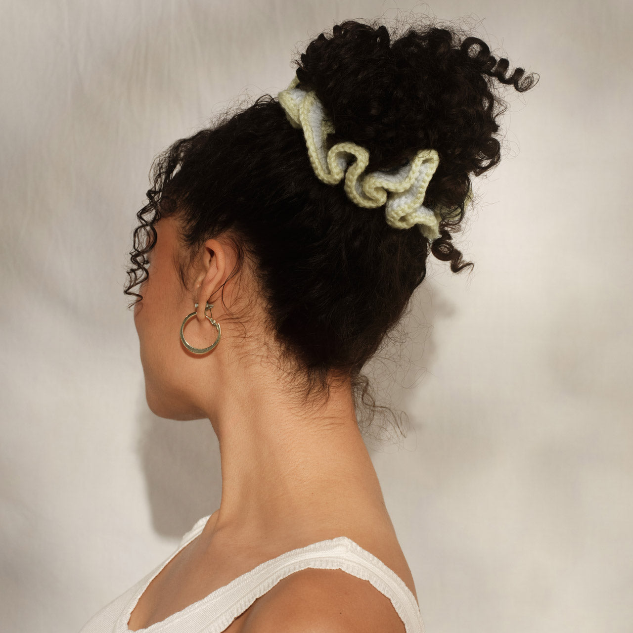 509334-CoastalCottage-CrochetScrunchie-ButterYellow-Model-5-1280x1280px