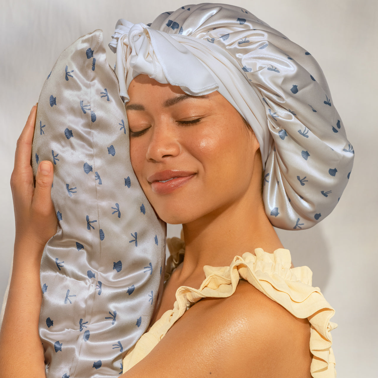 509525-509518-CoastalCottage-StandardSatinPillowcase-OversizedSatinBonnet-PearlizedCream_CoastalBlue-Model-4-1280x1280px