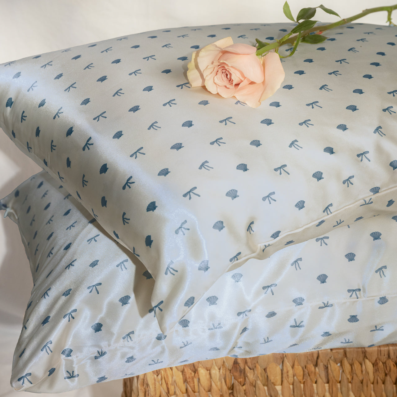 509525-CoastalCottage-StandardSatinPillowcase-PearlizedCream_CoastalBlue-Model-3-1280x1280px