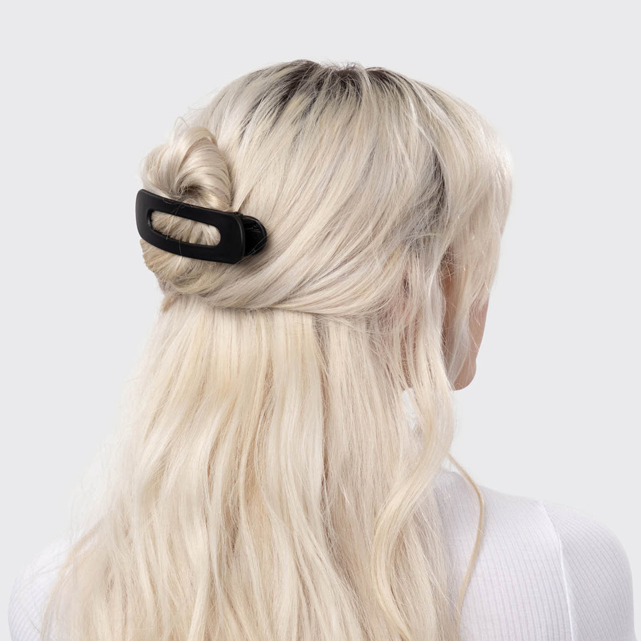 60015-Hair-lifestyle-recycled-plastic-flatLay-clawClip-2pc-flat-black_tort-2-1280x1280px_0db2bb05-5bd9-4ee2-8beb-1de54d5e2e7a