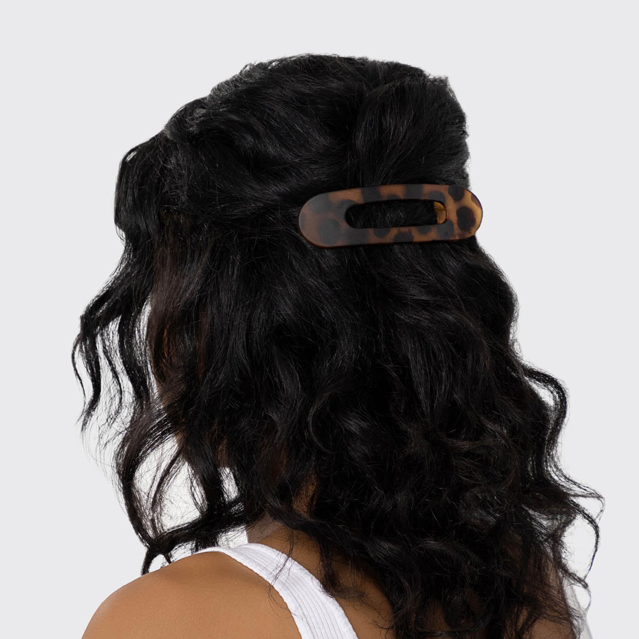 60015-Hair-lifestyle-recycled-plastic-flatLay-clawClip-2pc-flat-black_tort-4-1280x1280px_b256ac9d-9729-45b0-a876-cdc12a4002b2