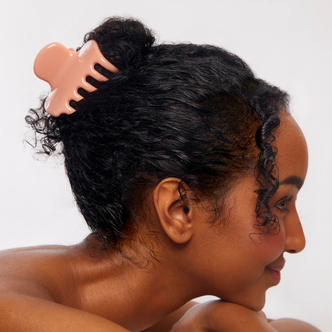 64280-RecycledPlastic-PuffyClawClip-1pc-Model-Hair-Rosewood-3-1280x1280px