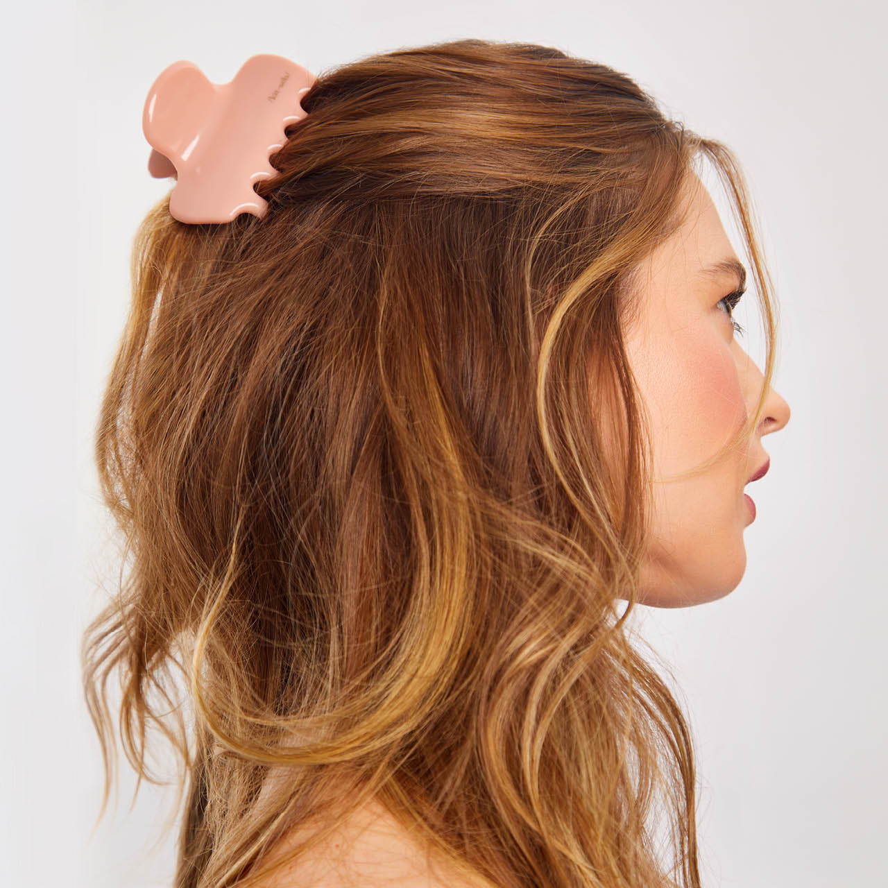 64280-RecycledPlastic-PuffyClawClip-1pc-Model-Hair-Rosewood-5-1280x1280px