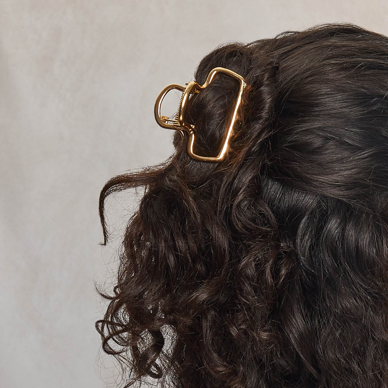 65942-MetalOpenShapeMediumPuffyClawClip-1pc-Model-Hair-Gold-1280x1280px