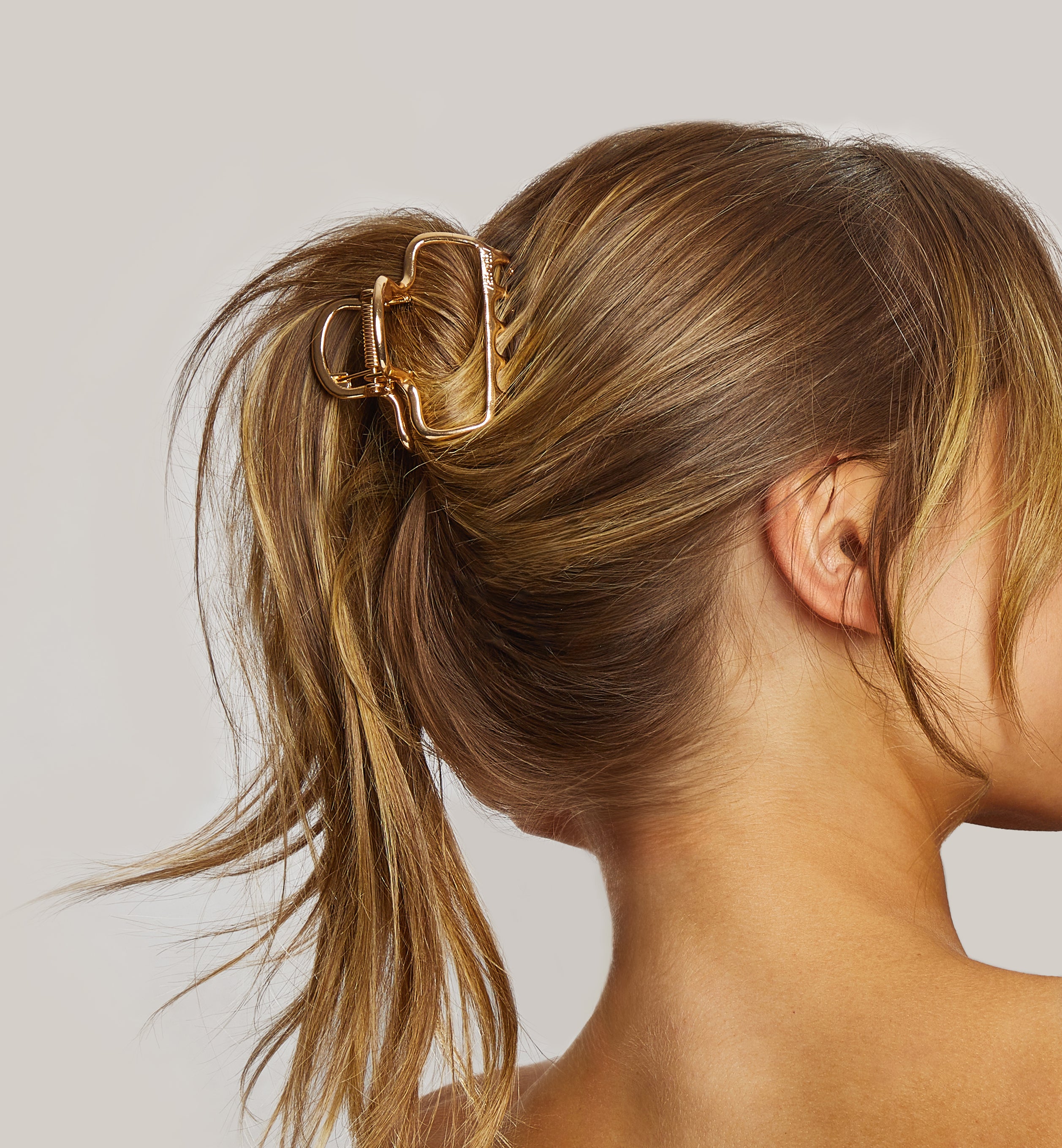 65942-MetalOpenShapeMediumPuffyClawClip-1pc-Model-Hair-Gold-6-300dpi