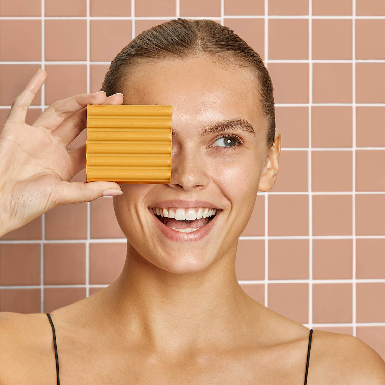 66185-KojicAcidSolidFace_BodyWash-Model-BottleFreeBeauty-Brightening-1280x1280px