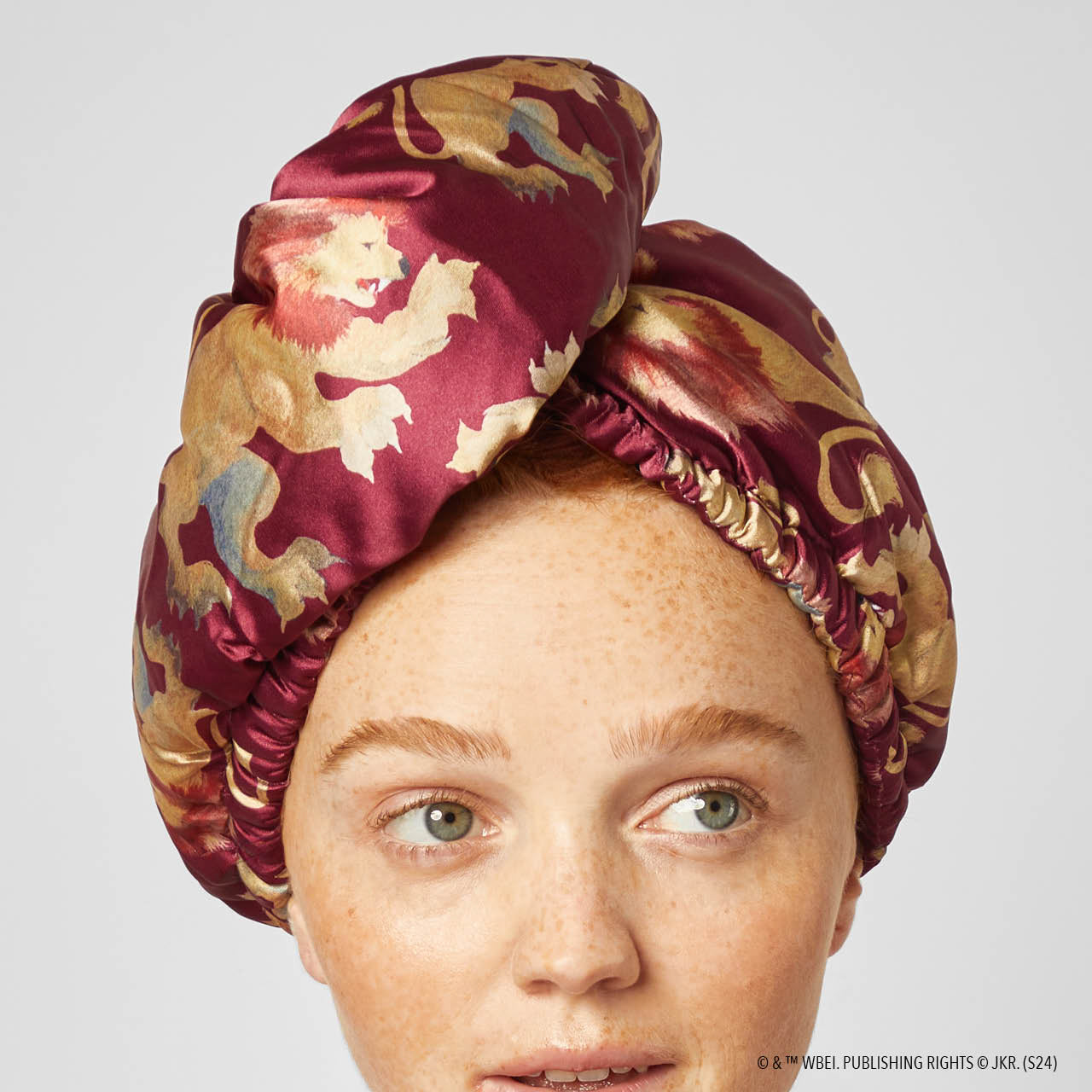 66710-HarryPotterxKitsch-SatinWrappedHairTowel-Gryffindor-Model-2-1280x1280px