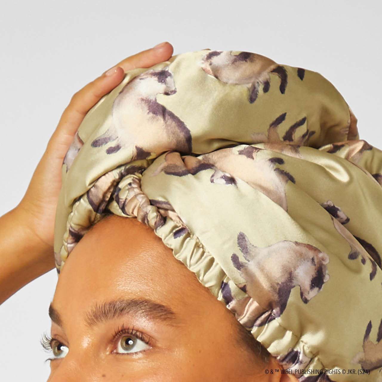 66727-HarryPotterxKitsch-SatinWrappedHairTowel-Hufflepuff-Model-5-1280x1280px