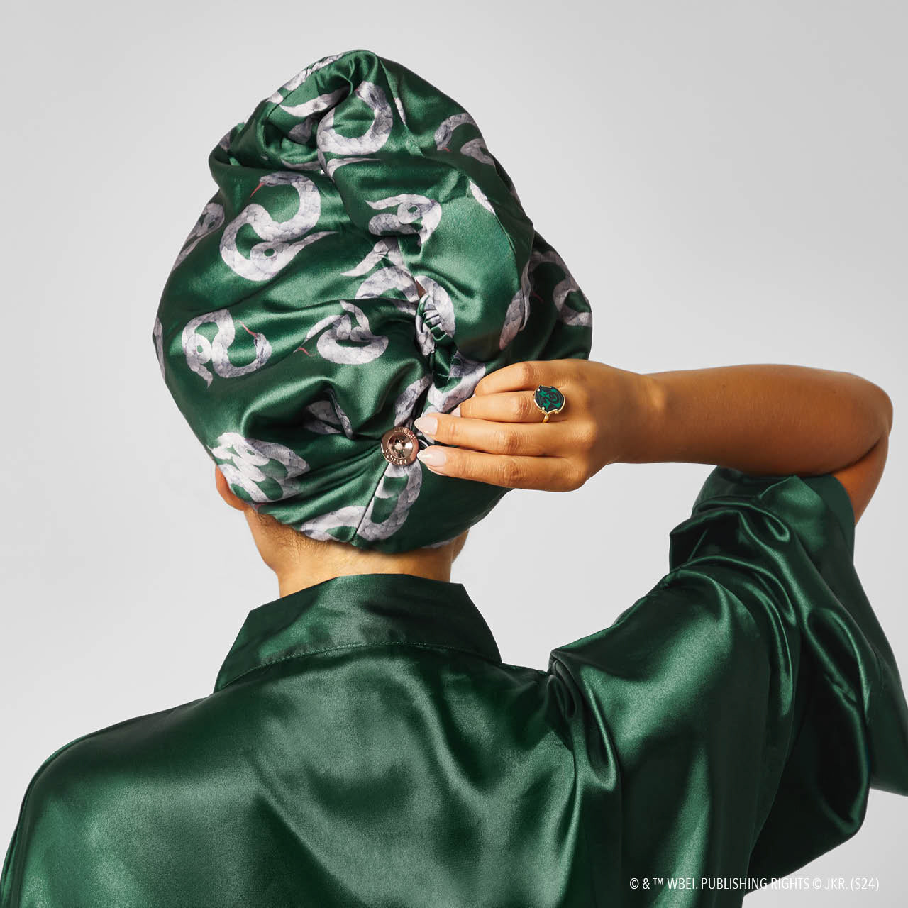 66741-HarryPotterxKitsch-SatinWrappedHairTowel-Slytherin-Model-4-1280x1280px