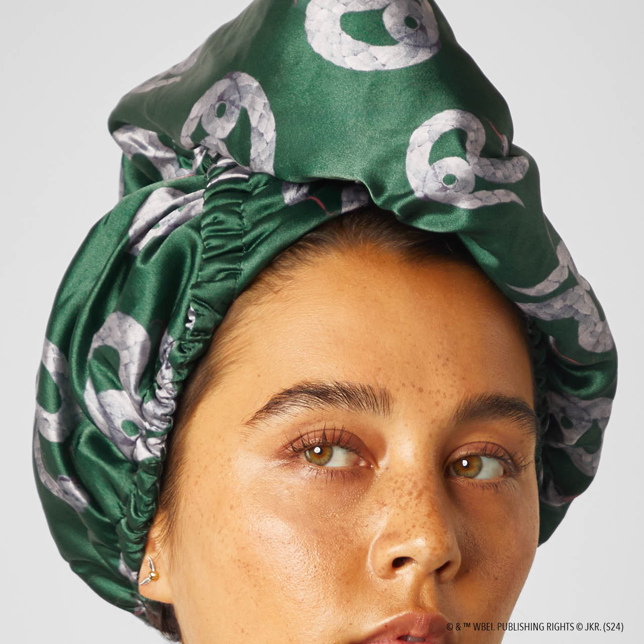 66741-HarryPotterxKitsch-SatinWrappedHairTowel-Slytherin-Model-9-1280x1280px