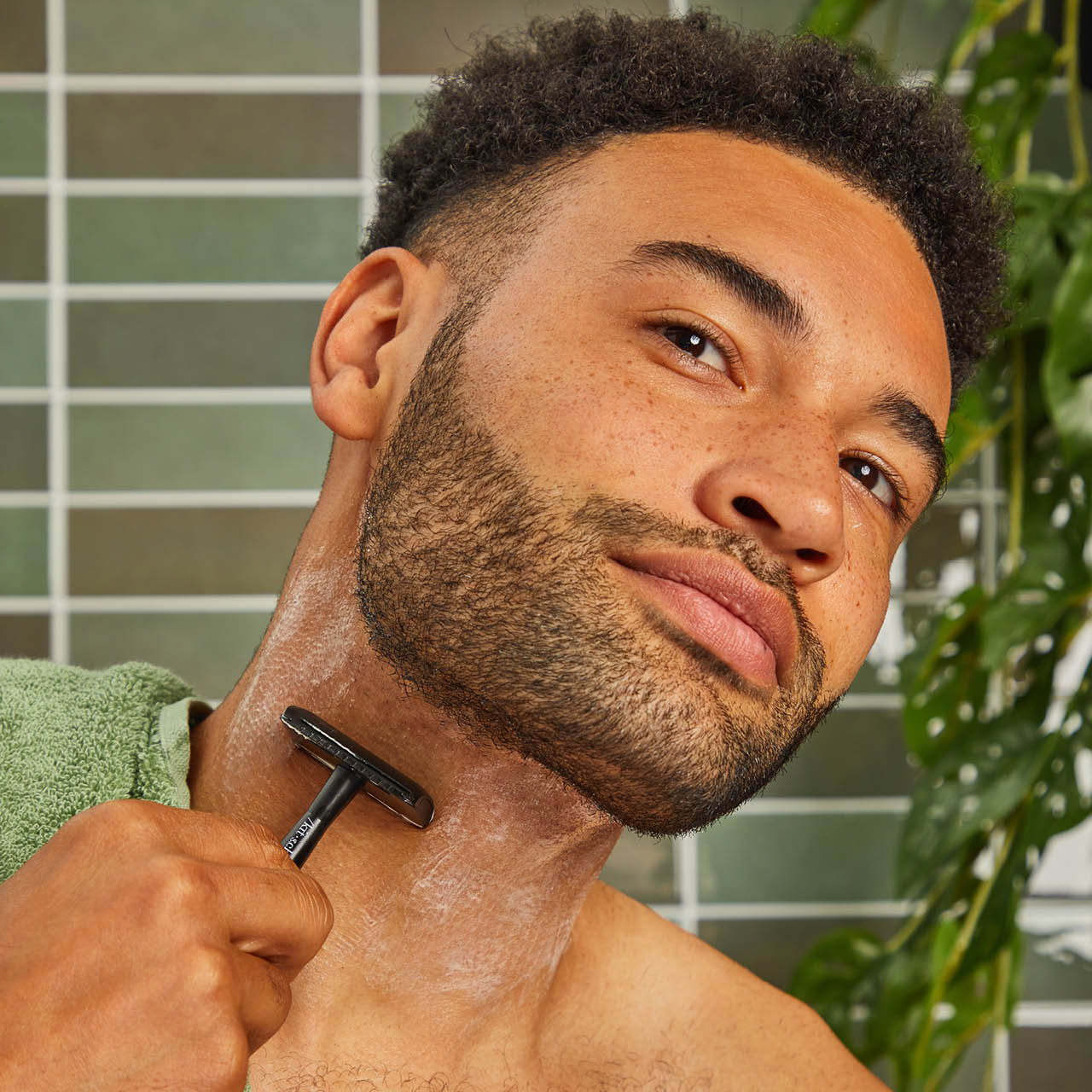 67014-67786-PerfectGlideSafetyRazor-Model-BottleFreeBeauty-Black-GenderNeutral-1280x1280px