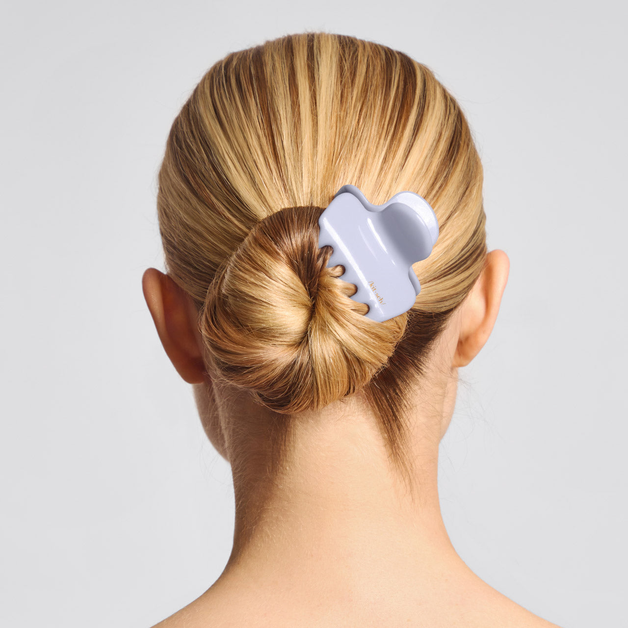 68912-MediumCloudClawClip-1pc-Hair-HydrangeaBreeze-Model-2-1280x1280px