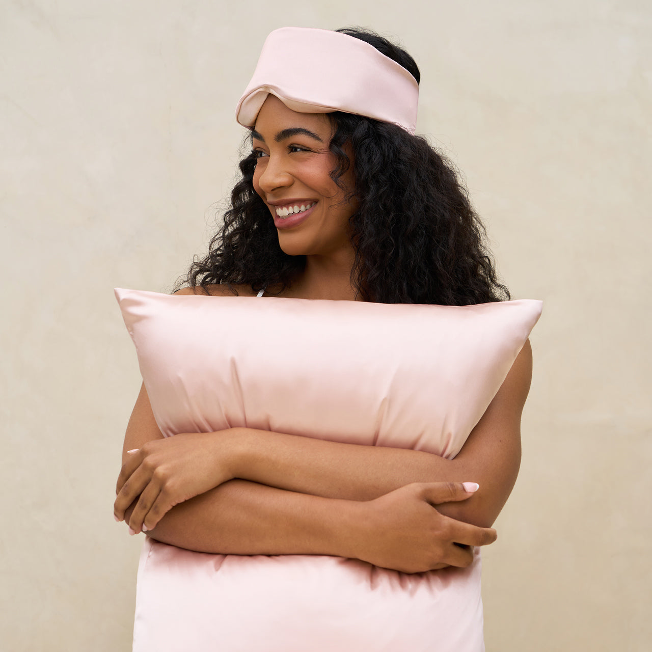 69124-4969-ContourPillowEyeMask-SatinPillowcase-Blush-Sleep-Model-1280x1280px