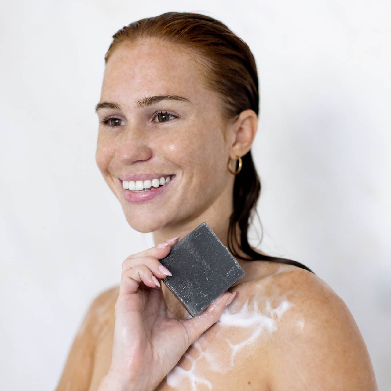 7575-CharcoalSolidBodyWashBar-Model-BottleFreeBeauty-Detoxifying-3-1280x1280px