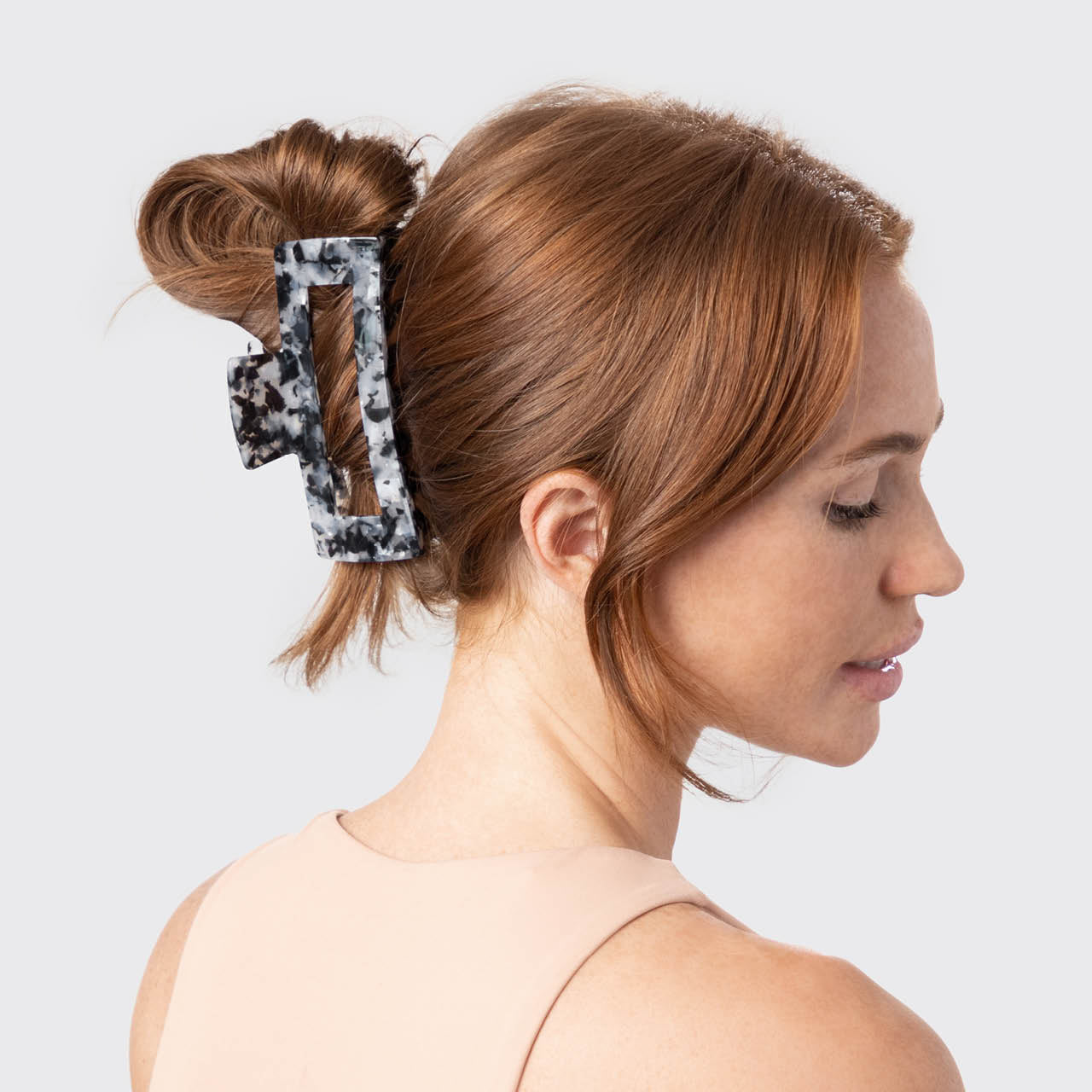 8190-EcoFriendly-JumboOpenShapeClawClip-Model-Hair-Black-1280x1280px