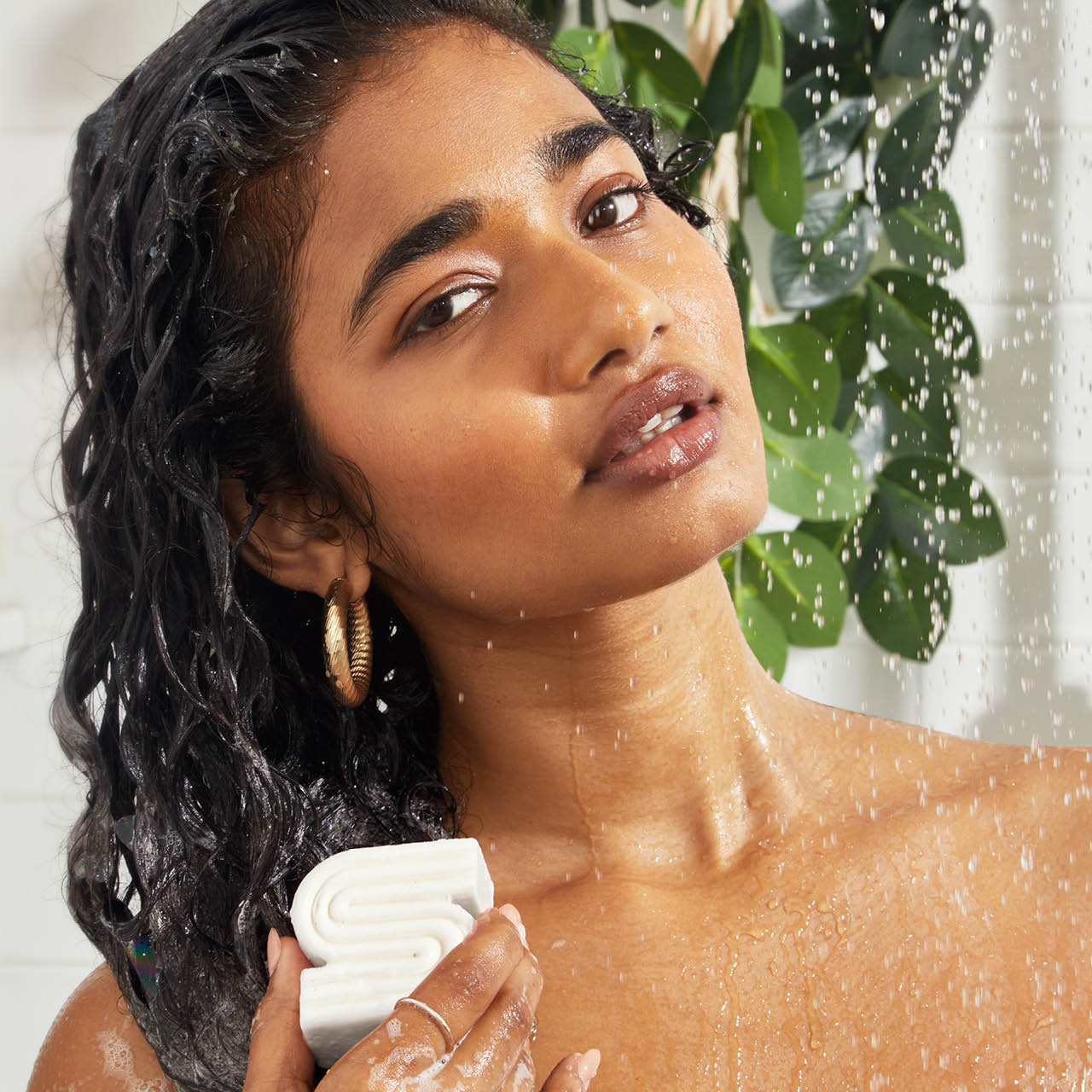 9432-UltraSensitiveSolidShampoo_BodyWashBar-Model-BottleFreeBeauty-2-1280x1280px_6c3410d9-2dd0-4c5b-ac2d-dacb9b6587c8